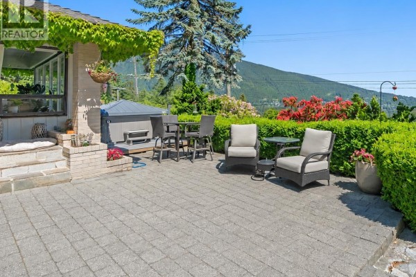 68 Bonnymuir Drive, West Vancouver, BC V7S1L2 Photo 2