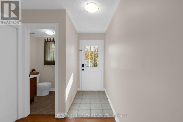 Living room - 68 Brucker Road, Barrie, ON L4N8H9 Photo 5