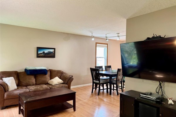 68 E Fotheringham Drive, Brandon, MB R7B3E5 Photo 3