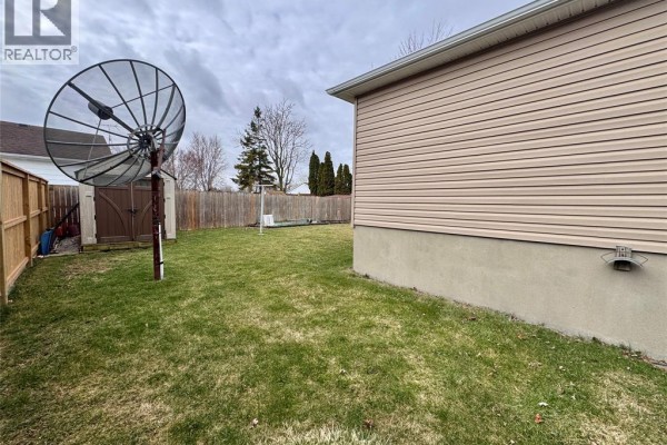 Yard with satellite dish, shed, fence, and vinyl siding - 68 Greenbriar Trail Wallaceburg