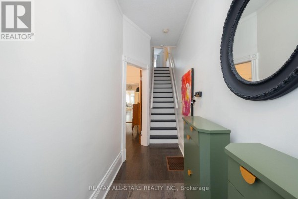 Kitchen - 68 Osborne Avenue, Toronto, ON M4E3B2 Photo 3