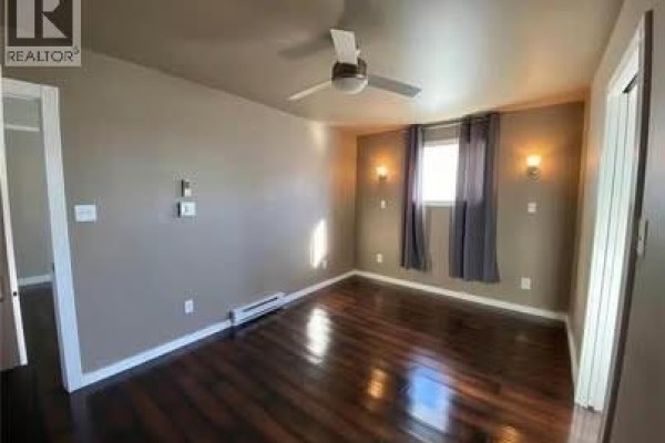 4pc Ensuite bath - 68 Spencer Drive, Kindersley, SK S0L1S1 Photo 4