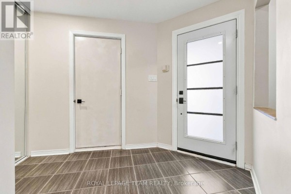 Kitchen - 68 Woodbury Crescent, Ottawa, ON K1G5E1 Photo 3