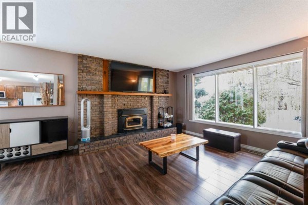 Dining room - 680 Wallace Drive, Carstairs, AB T0M0N0 Photo 3