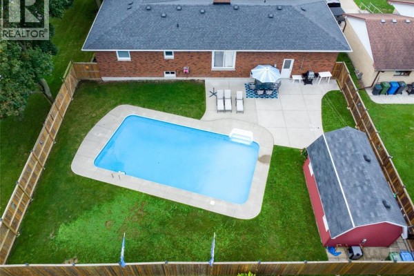 681 Centennial Street, Plympton Wyoming, ON, photo 3