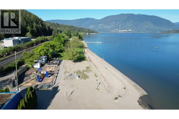 6811 42 Street Ne, Salmon Arm, BC, photo 2