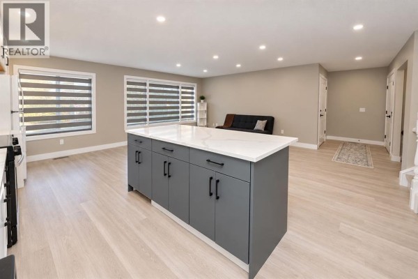 Kitchen - 6827 Temple Drive Ne, Calgary, AB T1Y5N4 Photo 5