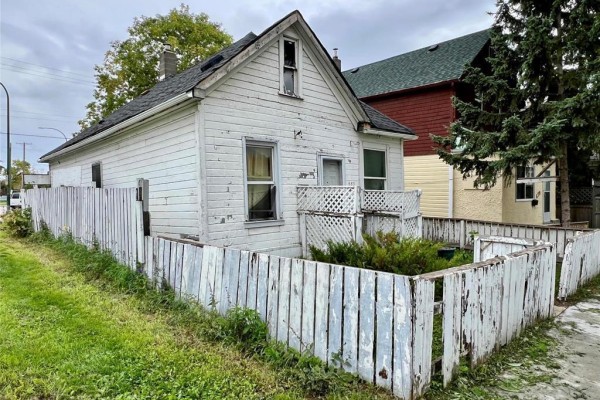 683 Langside Street, Winnipeg