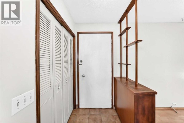 Kitchen - 6839 Huntridge Hill Ne, Calgary, AB T2K4A1 Photo 3