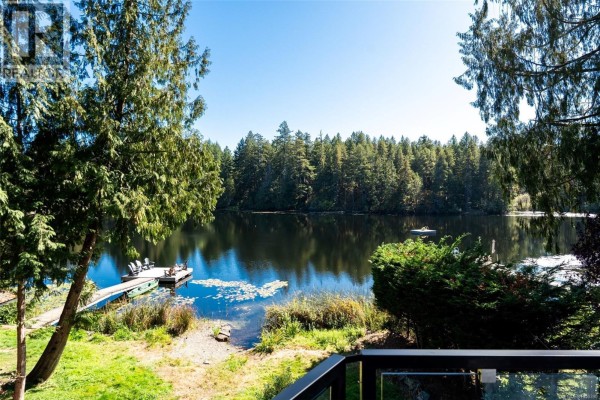Family room - 685 Lost Lake Rd, Highlands, BC V9B6E3 Photo 5
