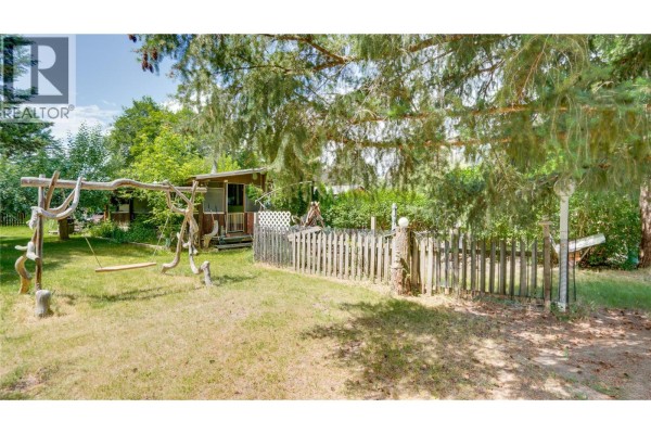 Full bathroom - 686 Powell Road, Lumby, BC V0E2G7 Photo 4