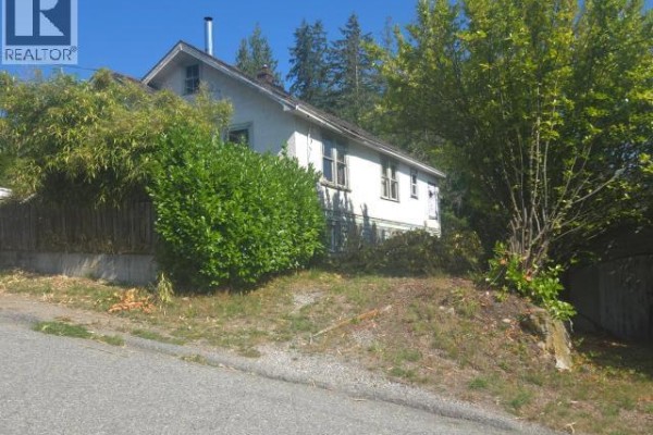 Living room - 6889 Drake Street, Powell River, BC V8A3Y3 Photo 2