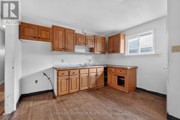 Laundry room - 689 Burgess Avenue, Hamilton, ON L8H6J2 Photo 5