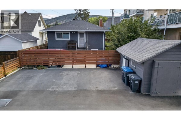 3pc Bathroom - 689 Ellis Street, Penticton, BC V2A4M5 Photo 2