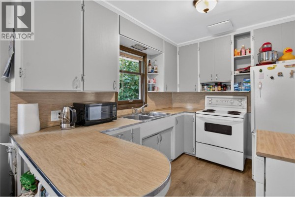 Recreation room - 689 Ellis Street, Penticton, BC V2A4M5 Photo 5