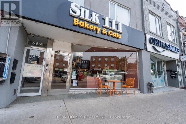 689 St Clair Avenue W, Toronto