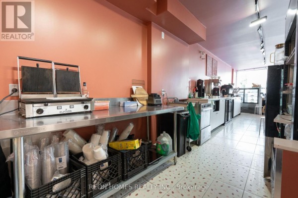 689 St Clair Avenue W, Toronto, ON M6C1B2 Photo 3