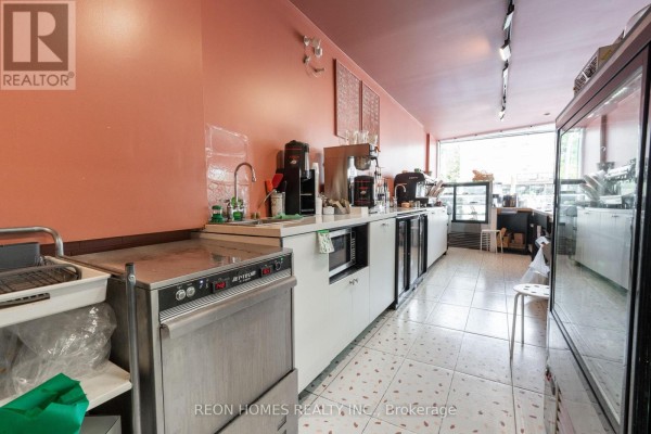 689 St Clair Avenue W, Toronto, ON M6C1B2 Photo 4