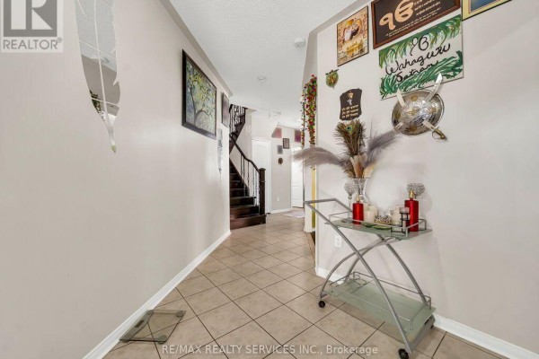Kitchen - 69 Binder Twine Trail, Brampton, ON L6X4T2 Photo 4
