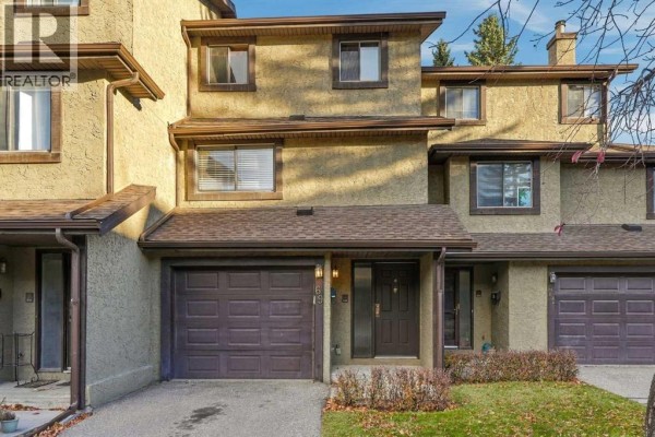 Living room - 69 Glamis Gardens Sw, Calgary, AB T3E6S4 Photo 2