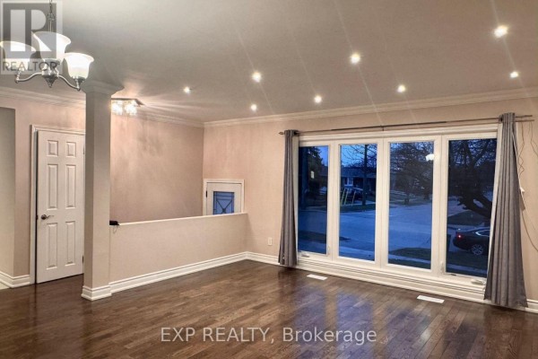 69 Hollyhedge Drive, Toronto, ON M1J1X4 Photo 3