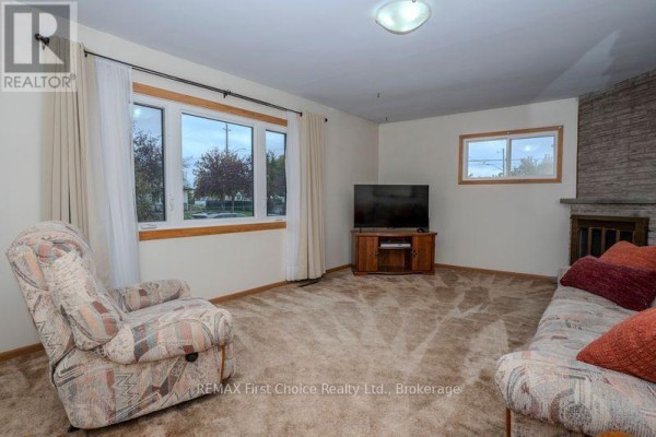 Living room - 69 Matthews St. Street, Thunder Bay, ON P7A3K8 Photo 4