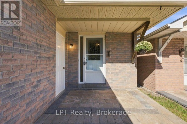 Living room - 69 Scarfair Pathway, Toronto, ON M1B4G2 Photo 3