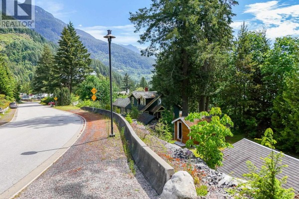 690 Shaughnessy Place, Squamish, BC V8B1J1 Photo 4