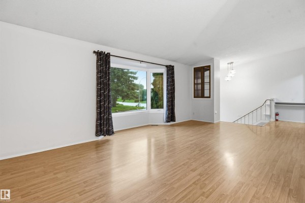 Kitchen - 6903 151 Av Nw, Edmonton, AB T5C2Y6 Photo 3