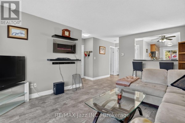 Living room - 691 Attersley Drive, Oshawa, ON L1K1P9 Photo 5