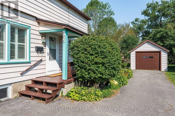 Living room - 692 Lakeshore Road, Fort Erie, ON L2A1C1 Photo 2