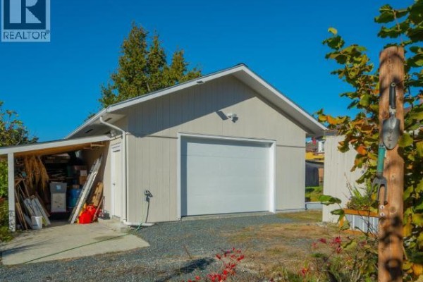 Living room - 6941 Kamloops Street, Powell River, BC V8A1M3 Photo 2
