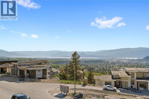 Living room - 695 Deans Drive, Kelowna, BC V1P1A1 Photo 5