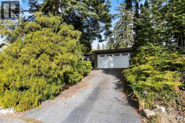 695 Macintosh Street, Coquitlam, BC V3J4Y4 Photo 2