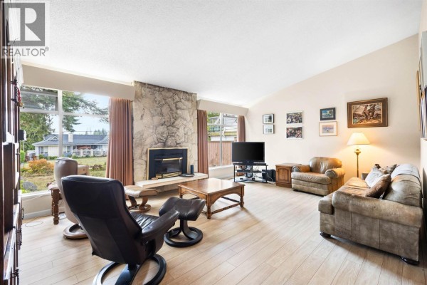 695 Macintosh Street, Coquitlam, BC V3J4Y4 Photo 4