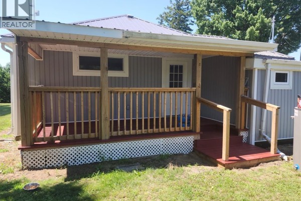 Sunroom - 696 Cameron Road, Dawn Euphemia, ON N0P1C0 Photo 2