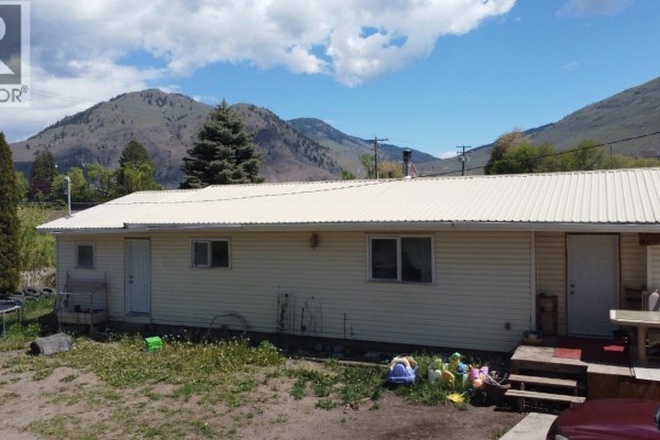 Kitchen - 696 Lowe Drive, Cawston, BC V0X1C2 Photo 4