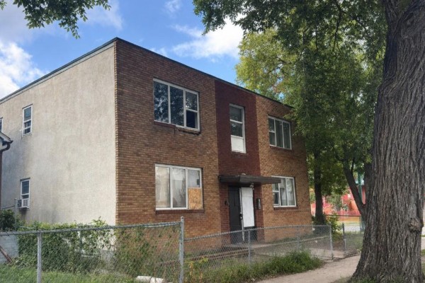 698 Furby St, Winnipeg, MB R3B2W2 Photo 2