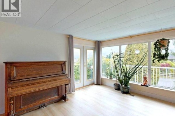 Living room - 6992 Kamloops Street, Powell River, BC V8A1M4 Photo 3