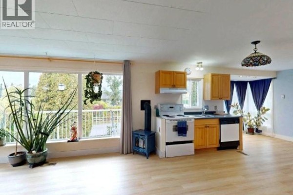 Kitchen - 6992 Kamloops Street, Powell River, BC V8A1M4 Photo 5