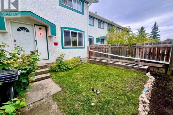 Living room - 7, 110 Tamarack Avenue, Hinton, AB T7V1C5 Photo 2