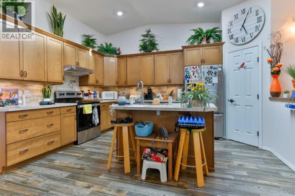 Kitchen - 7, 717 Centre Street, Vulcan, AB T0L2B0 Photo 5