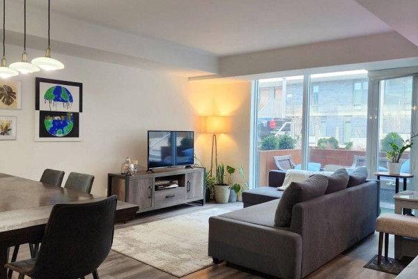 7 - 106 Varna Drive, Toronto, ON M6A0C8 Photo 2