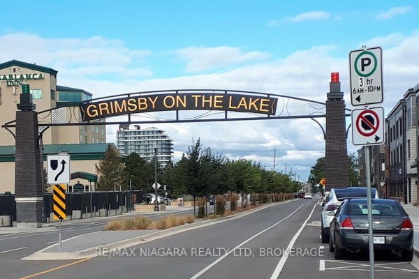 Archway entrance to "Grimsby On The Lake" neighborhood with street view. - 1307 - 550 North Service Road, Grimsby