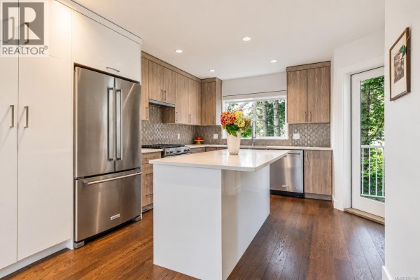 Ensuite - 7 1032 Cloverdale Ave, Saanich, BC V8X2T9 Photo 4