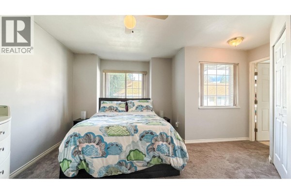 Interior living space with hardwood flooring, decorative furniture, and large window. - 7 21409 Ne Dewdney Trunk Road, Maple Ridge