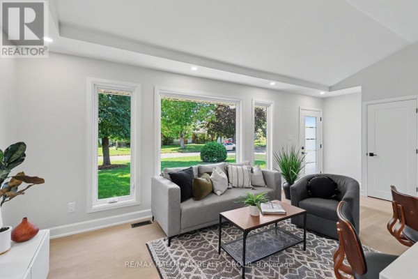 7 Attwood Crescent, Ottawa, ON K2E5B1 Photo 3