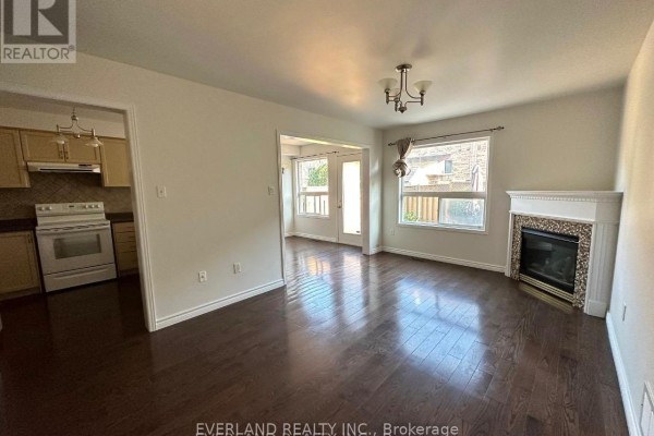 Living room - 7 Bassett Avenue, Richmond Hill, ON L4B4M8 Photo 2