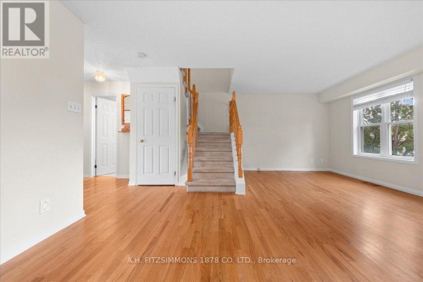 Living room - 7 Bellflower Private, Ottawa, ON K1T3Z8 Photo 4