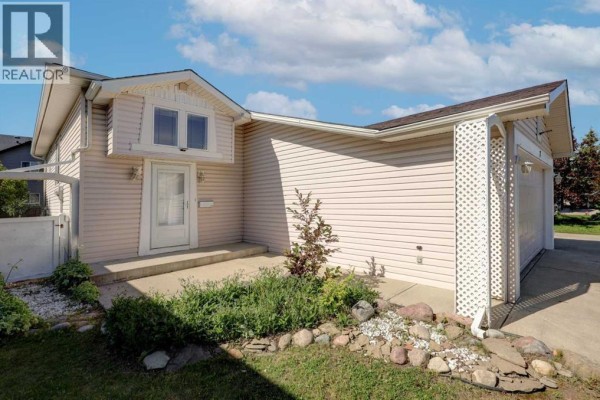7 Canoe Close, Airdrie, AB, photo 2